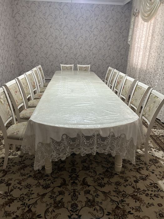 Большой стол и стулья