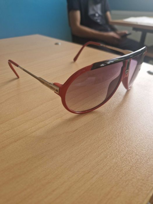 Продават се очила Carrera