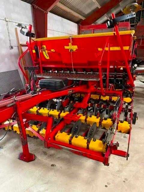 Semanatoare Vaderstad Rapid 300 C cu Pregatire pe Discuri + Fertilizare + Distribuitor seminte mici ca NOUA Claas Fendt New Amazone John Deere Case