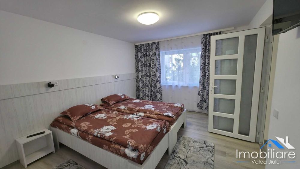 Apartament 3 camere transformat in 2 unitati locative - Lupeni | Str. Crinilor | Regim hotelier activ