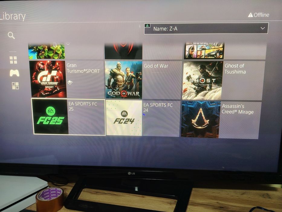 PS4 slim modat impecabil, multe jocuri instalate și 2 controlere