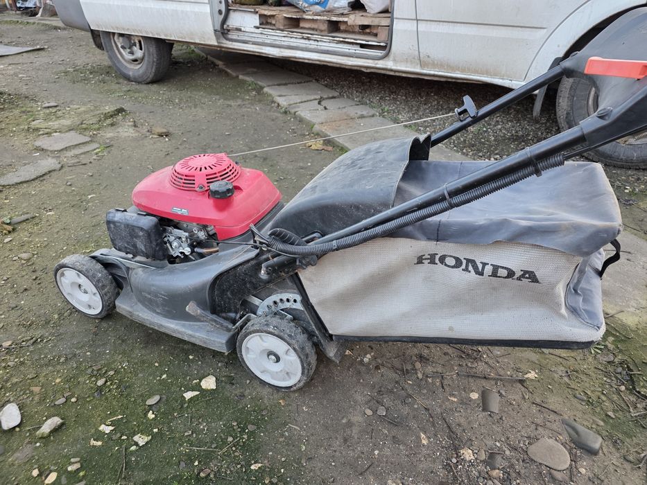 Vând mașina de tuns iarba Honda