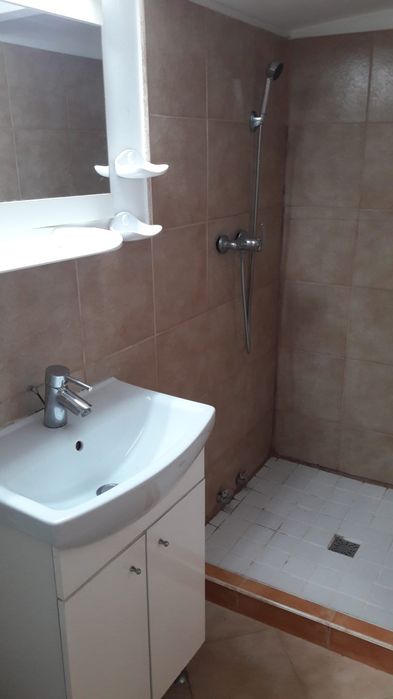 Închiriez apartament la casa