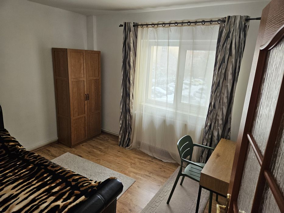 Inchiriez apartament 3 camere strada Spania