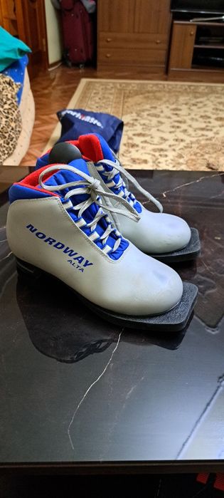 Продаю детские лыжные ботинки