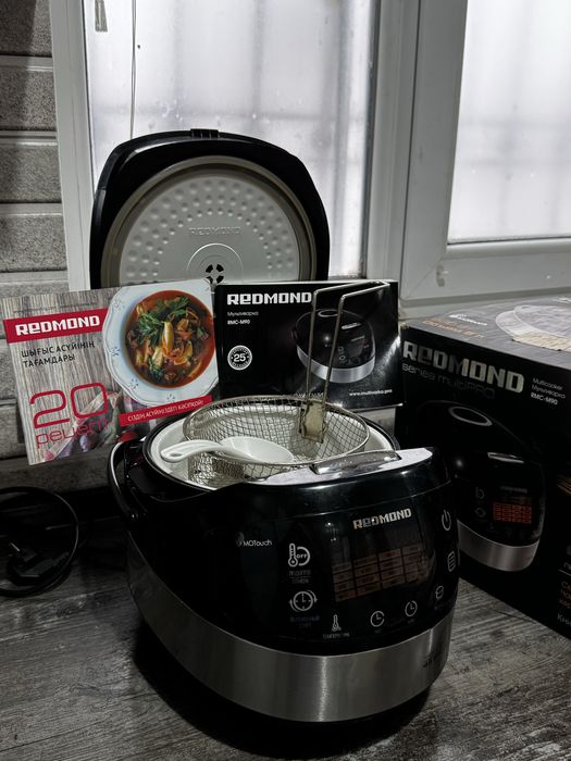 Мультиварка бренда REDMOND
