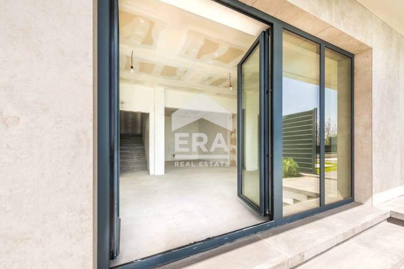 Двуетажна новопостроена къща за продажба, с перфектен достъп и директн