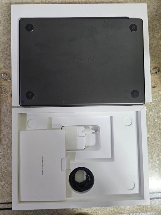 MacBook Pro M3 Pro spaceblack Ram 18GB/ssd 512 full box sotiladi