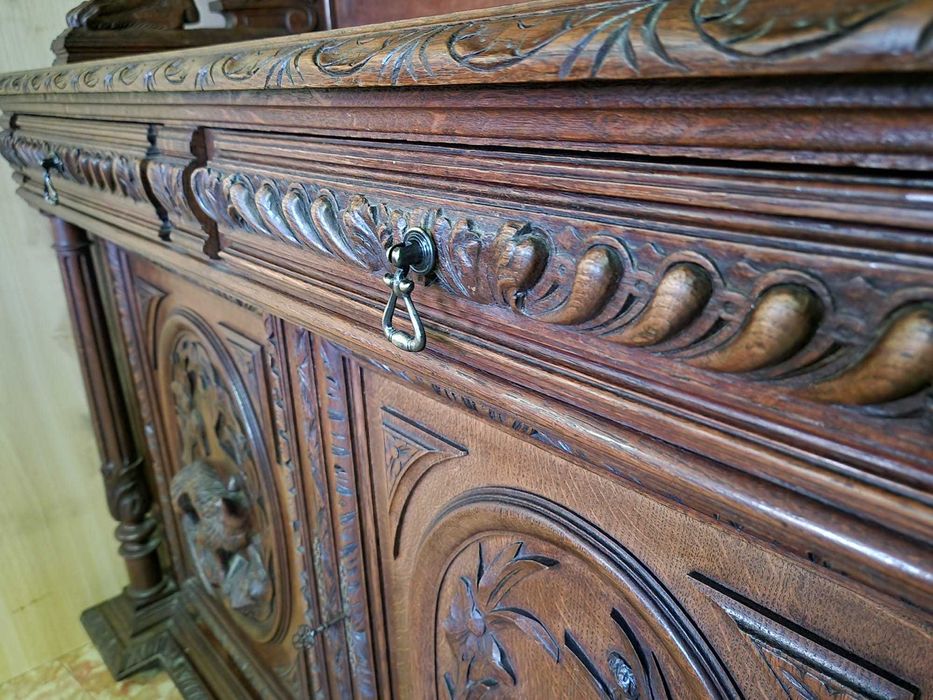 Величествен антикварен бюфет от масивен дъб в стил Неоренесанс