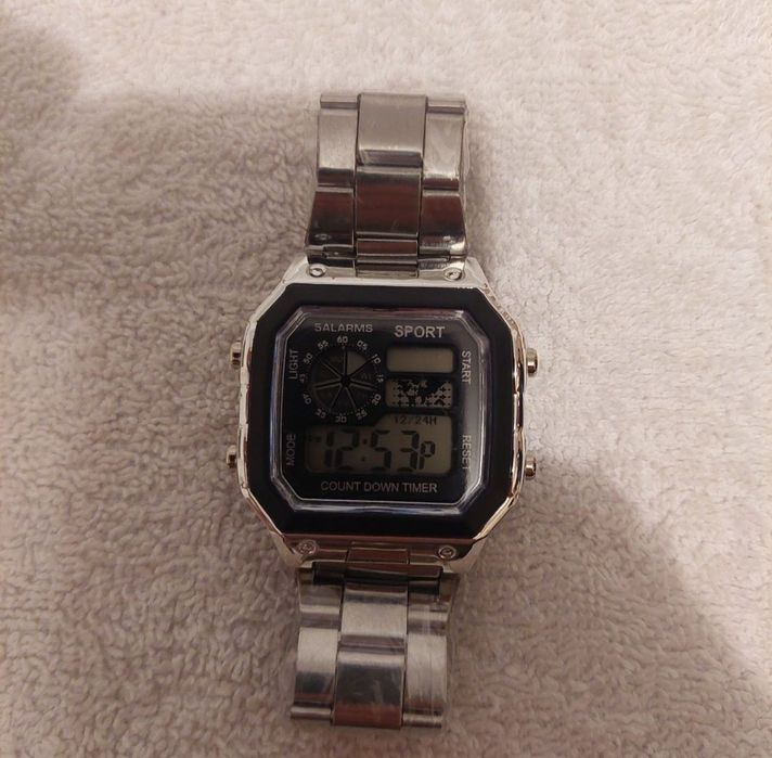 Ceas electronic metalic pret mic