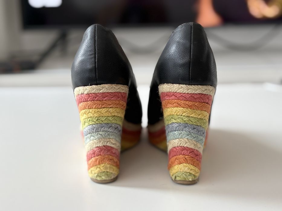 Дамски черни обувки на платформа с отворени пръсти