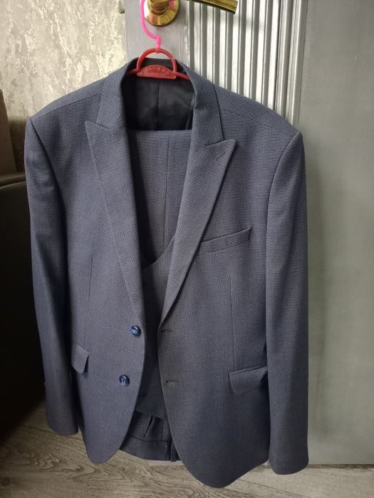 Продам мужской костюм-тройку, размер 52.
Цвет — классический серый.
От
