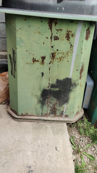 Мусорный бак советского образца