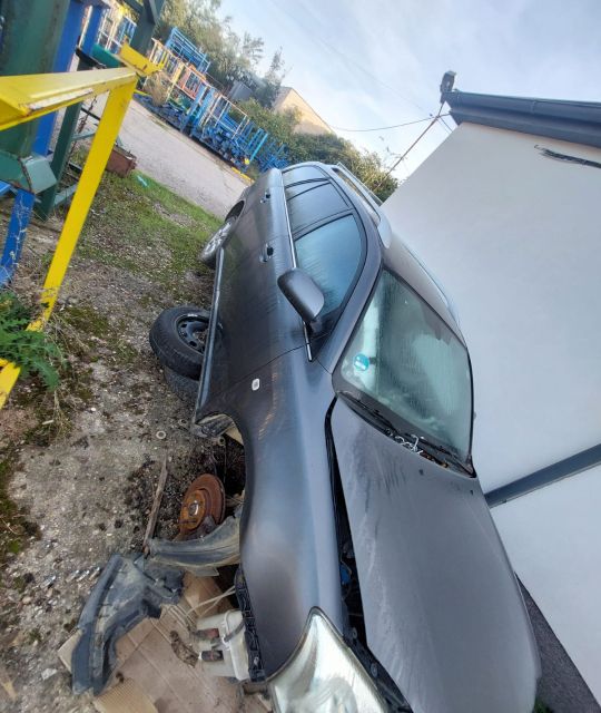 Bara spate Toyota Avensis a 2-a generatie T25