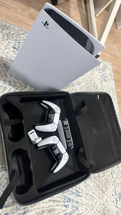 Продам PS5 два джойстика новый с играми