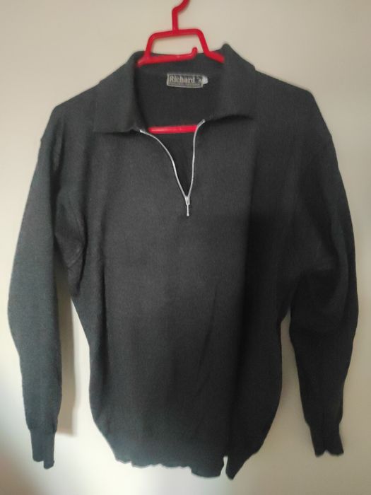 Pulovere, jersee, mărimi diferite, modele diferite, culori diferite.