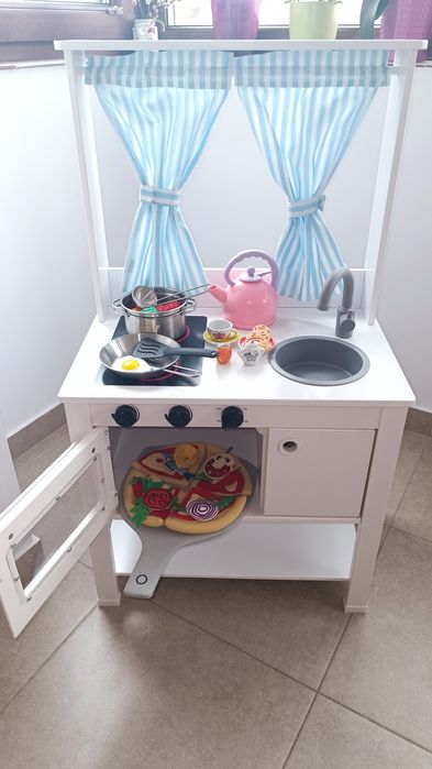 Bucătărie din lemn cu tăblița de scris/colorat cu creta; Jucarie copii 3-8 ani, foarte rezistenta, cu accesorii și costum de bucatar