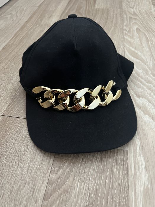 Атрактивна шапка с козирка