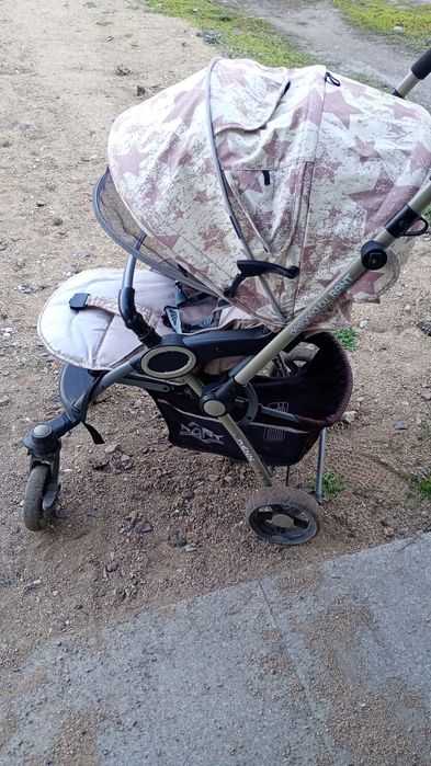 Коляска очень прочная.