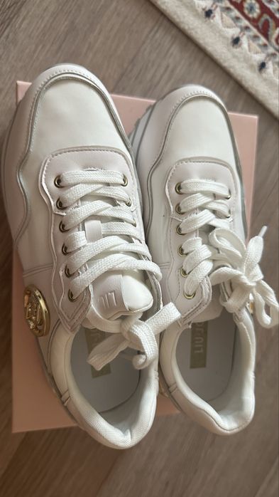 Кроссовки женские