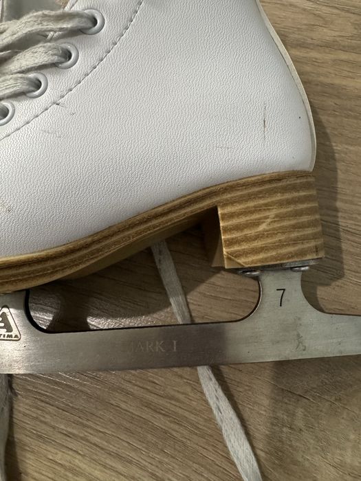 Коньки для девочки 3-4 года