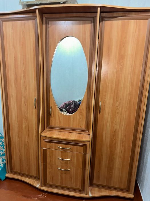 Шкаф 3-дверный с зеркалом в отличным состоянии