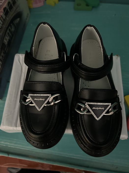 Продаю детскую туфлю.