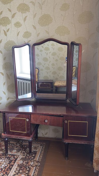 Продам камод  с зеркалом