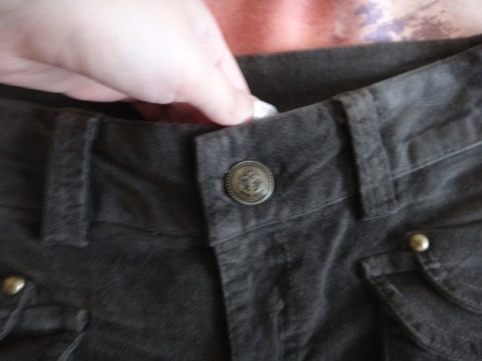 Къси кафяви панталонки