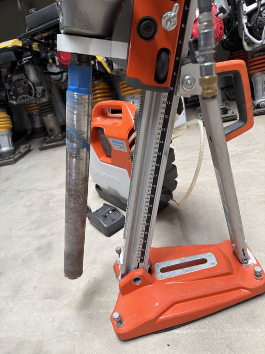 Carota cu stativ Husqvarna DM 230 + pompa apa WT15i / pana la 150 mm