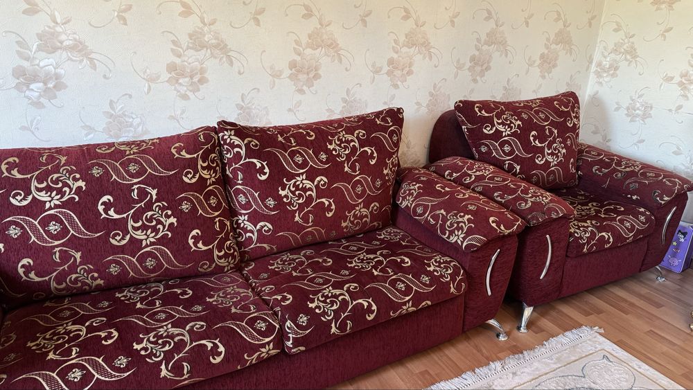 Срочно продам диван с двумя креслами.