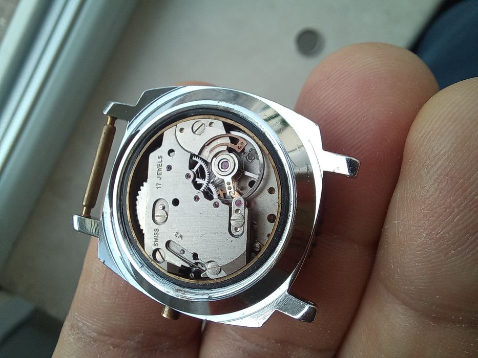 Часовник Revlon Swiss made