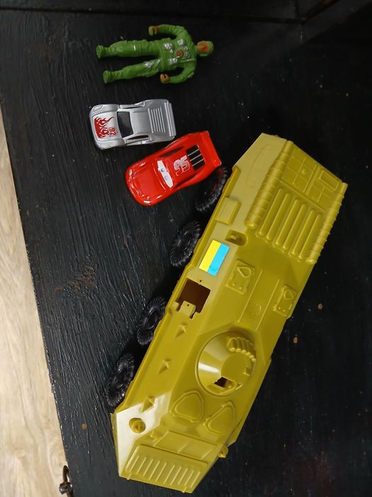 Камион с динозавър