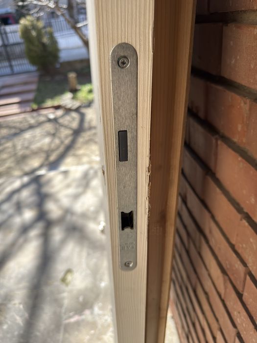 Два броя бели врати