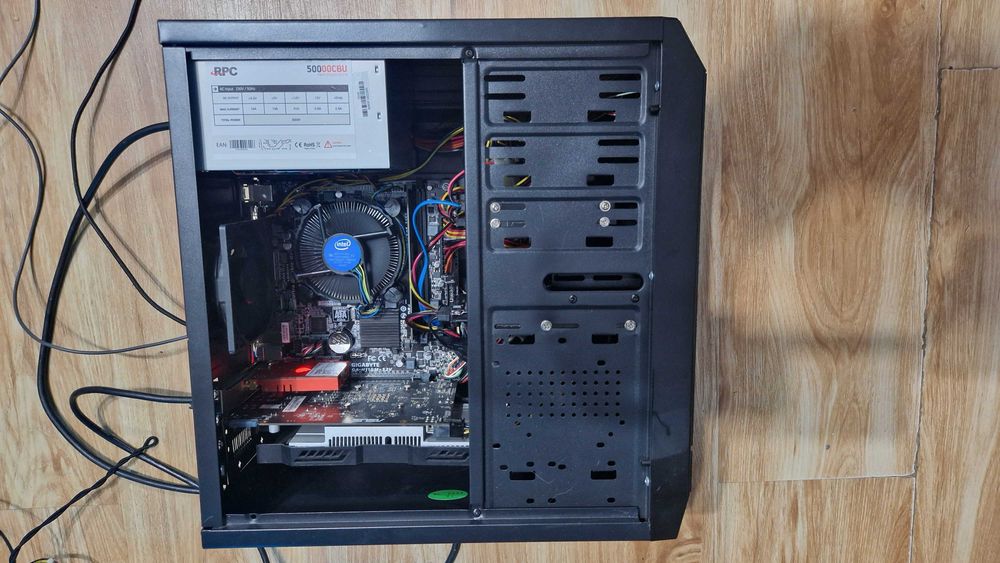 PC Gaming Gigabyte i5-7400/8GB DDR4/SSD+HDD/AMD R7/WiFi/W11 la 550lei