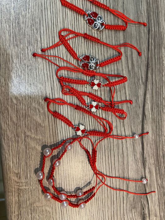 Гривна червен конец