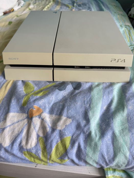 PS4 в перфектна кондиция. Почити не използван заедно с игри. За тази цена получавате и PS4 и игрите от снимката