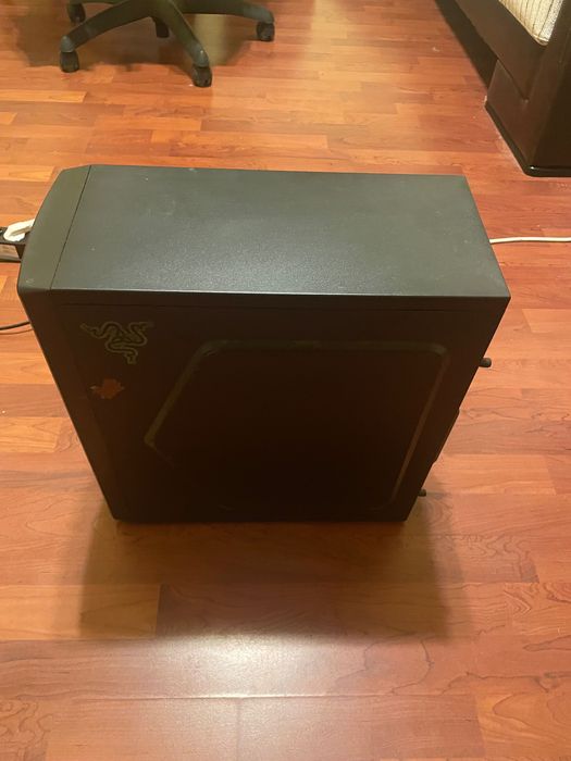Vând un PC de jocuri în stare bună.