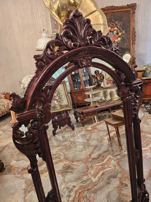 Oglinda cu rama din lemn de mahon.