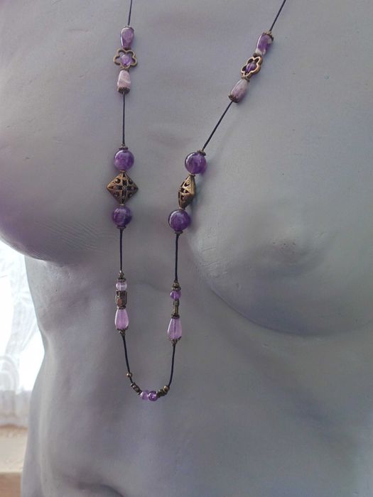 Colier deosebit cu elemente din ametist natural si elemente metalice..