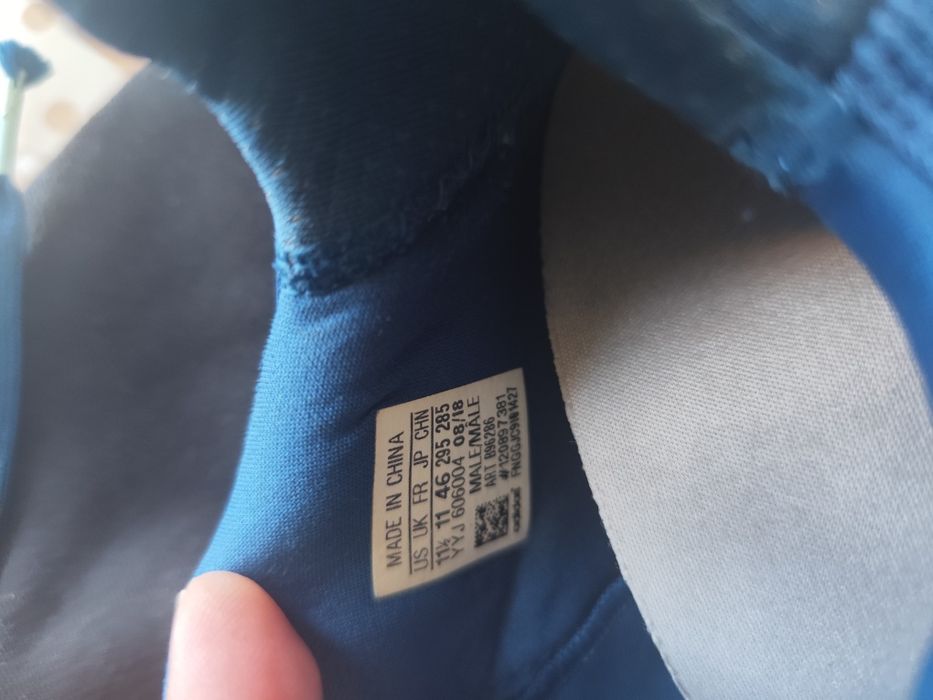 Продавам маратонки Adidas много запазени номер 46. Давам бонус към тях и меси гащи Adidas xl.