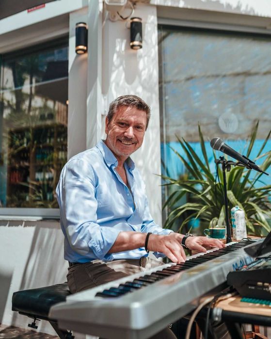Професионален DJ и пианист! С дългогодишен опит в чужбина и България