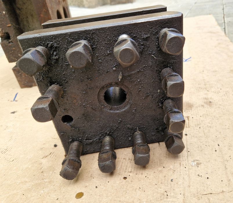 Продавам държач за ножове