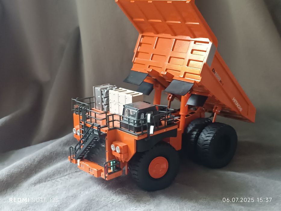 Модель коллекционная самосвал Hitachi