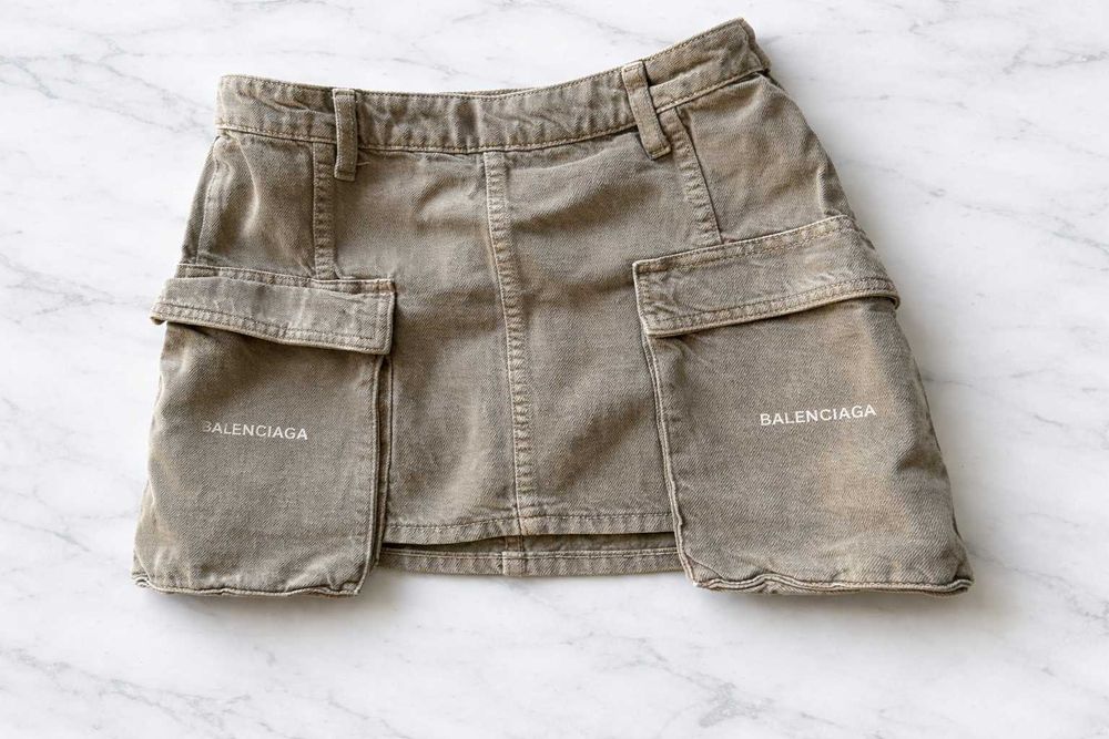 дънкова зелена къса пола носена без забележки на баленсиага с джобове balenciaga