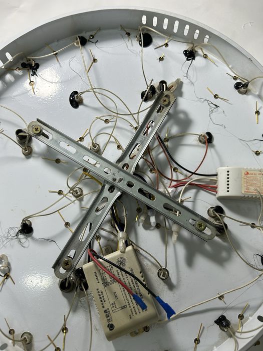 Люстра хорошая с пультом