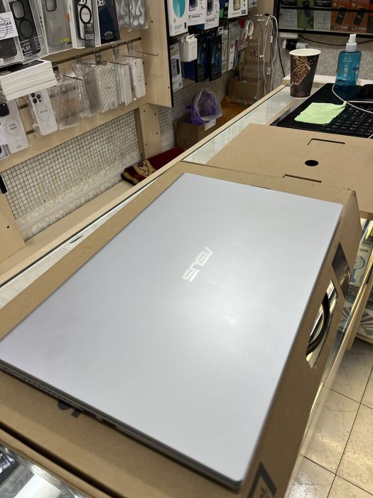 Noutbug ASUS srochna