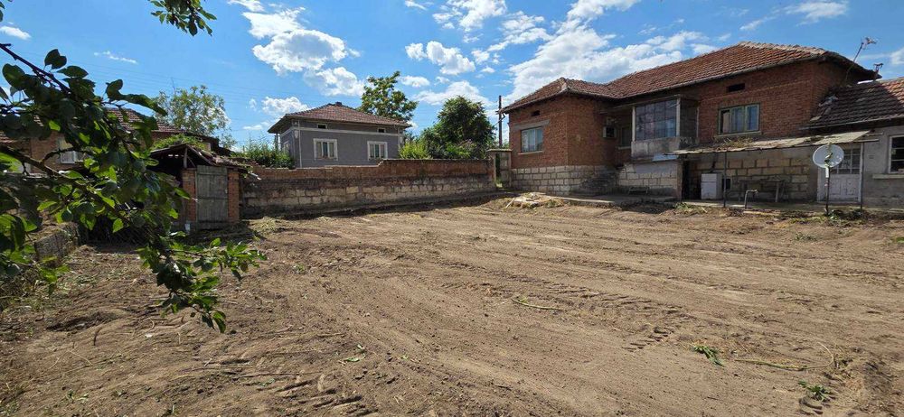 Къща с жилищна пристройка, равен двор и стопански постройки в с. Острица