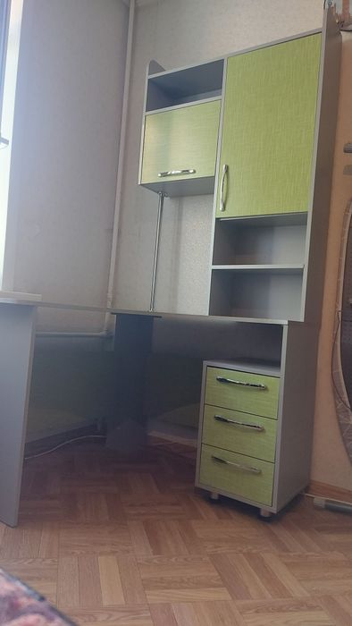 Продам школьный стол в отличном состоянии