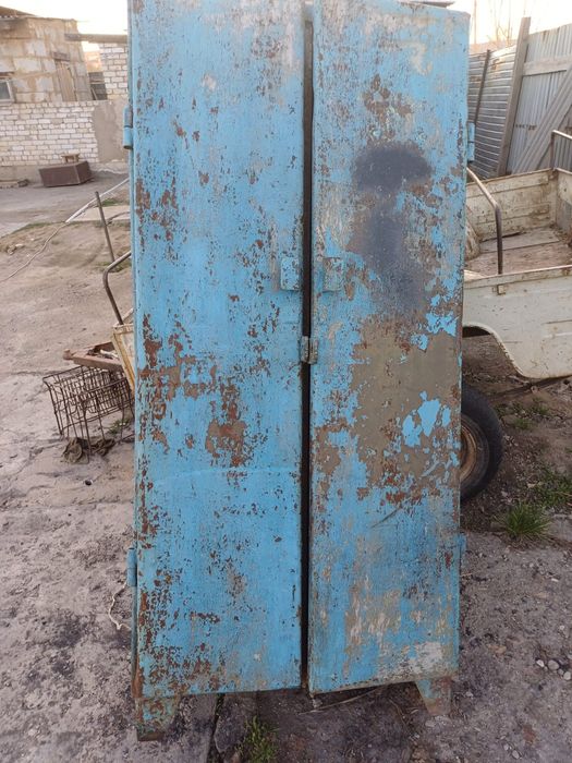 Продам сейф металлический